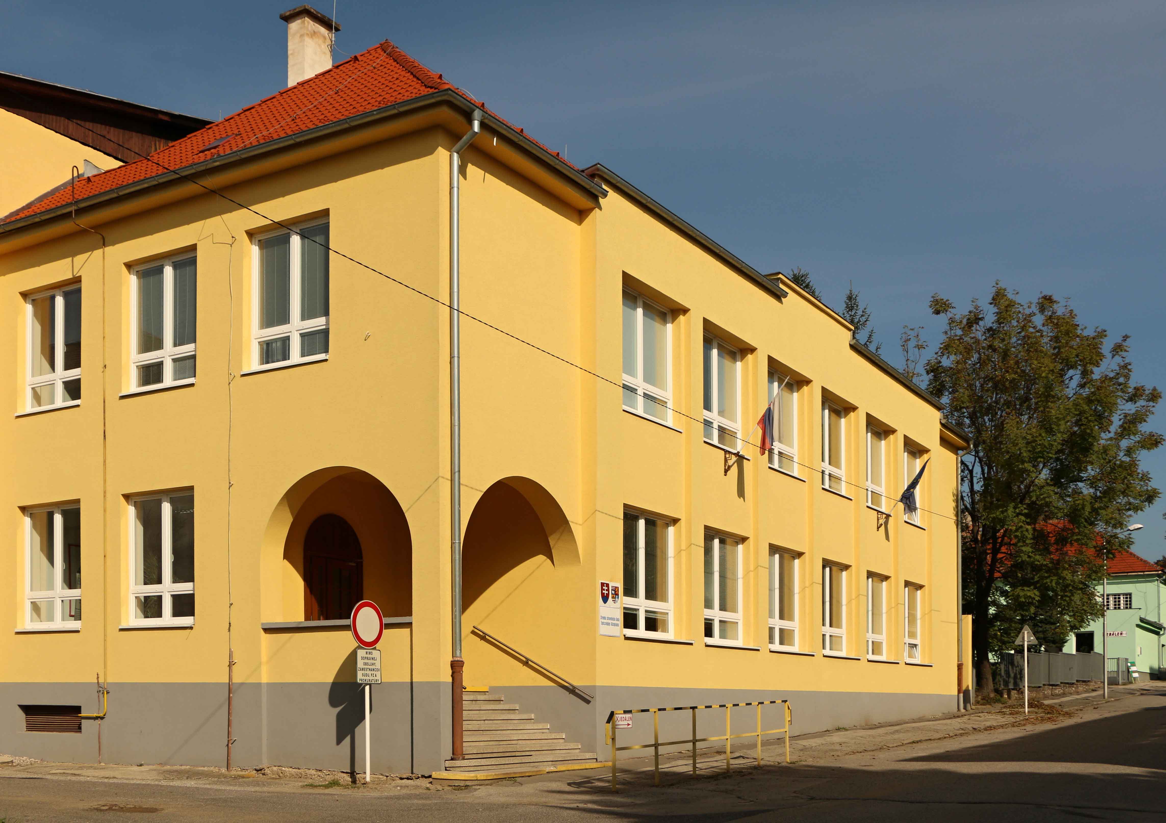 Stredná zdravotnícka škola – Egészségügyi Középiskola, Námestie 1. mája 1
