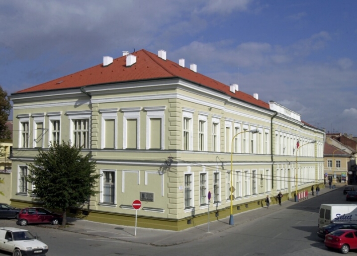 Gymnázium, Poštová 9