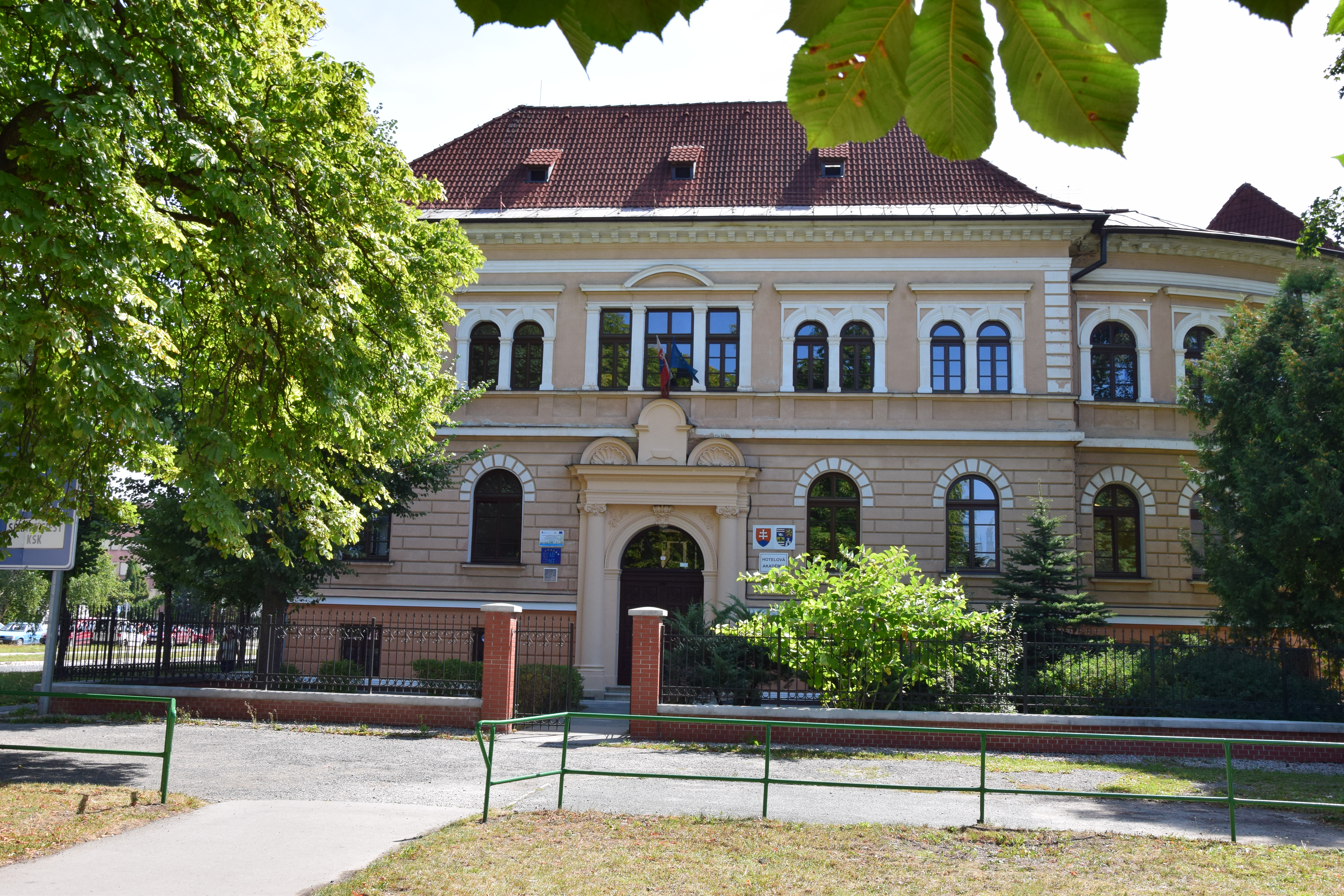 Hotelová akadémia, Radničné námestie 1